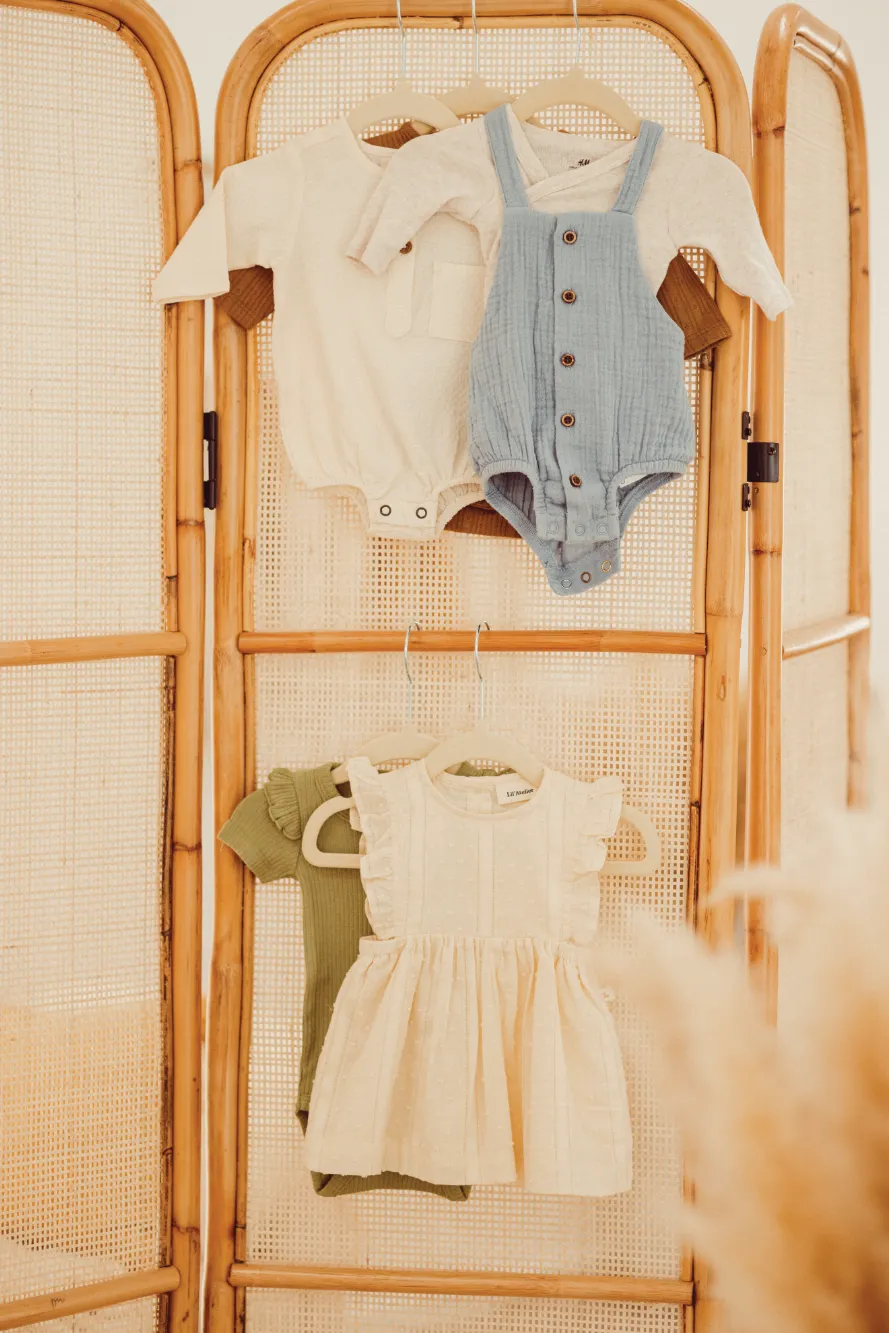 Kleiderschrank mit Kinderkleidung